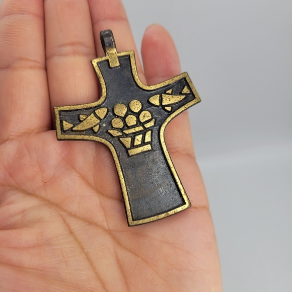 Vintage Signed Terra Sancta Guild Black Gold Tone Fish Loaves Pendant. 1967 - Picture 7 of 8